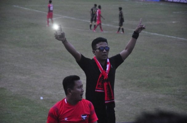 Foto: Edy Masrul, koordinator suporter Laskae Jokotole 