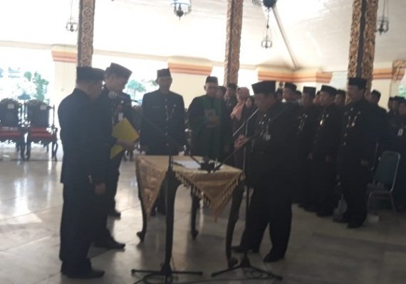 Foto: Bupati sumenep a Busyro Karim saat merotasi puluhan jabatannya