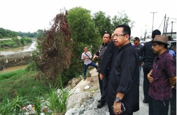 Foto: Plt Bupati Bekasi saat meninjau jalan antar kecamatan