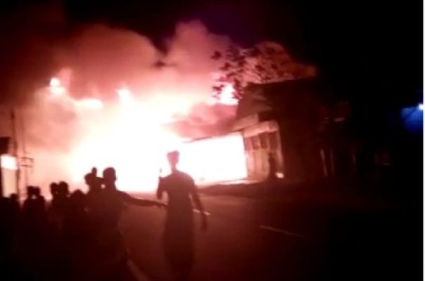 Foto: Kebakaran rumah makan asela