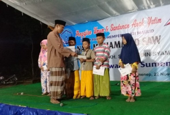 Foto: Perwakilan relawan PIS dan pembina Rumah Rakyat Sumenep saat menyerahkan bantuan
