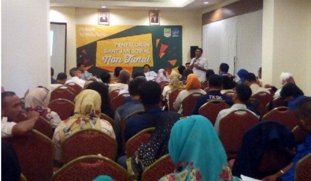 Foto: Keluarga Penerima Manfaat BPNT Di Kabupaten Bekasi Saat Mengikuti Sosialisasi.
