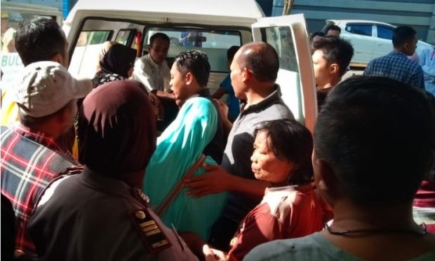 Foto: Korban tenggelam saat dievakuasi