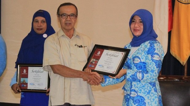 Foto: Penyerahan sertifikat peserta seminar