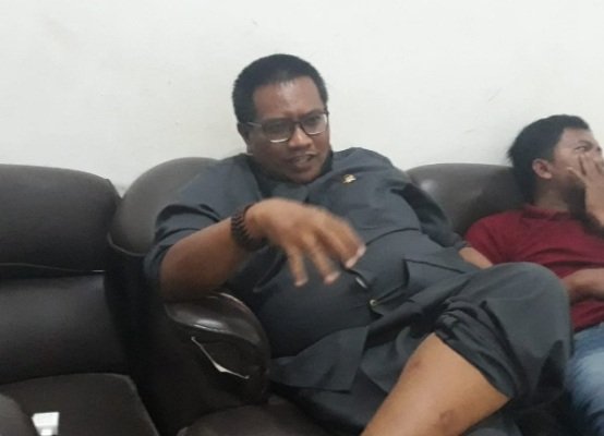 Foto; H. Joni Widarsono, Anggota Badan Anggaran (Banggar) DPRD Sumenep saat berbincang dengan media