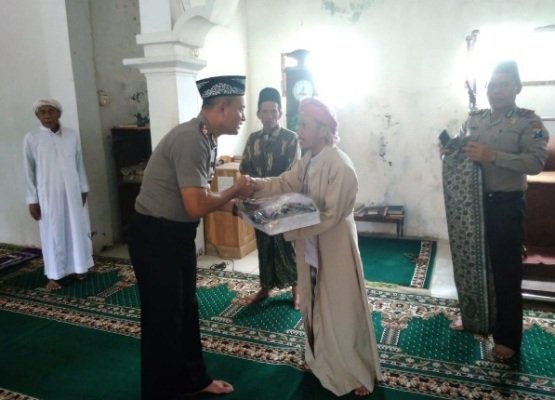Foto: Wakapolres Sampang saat memberikan tali asih