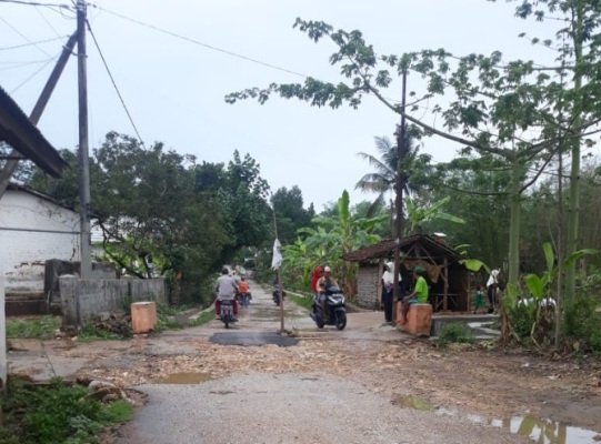 Foto: Kondisi jalan penghubung antar kecamatan di Desa Ellak Laok Lenteng