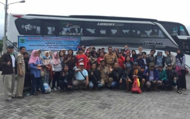 Foto: PKL Shining Batu saat sesi foto bersama sebelum berangkat Studi Banding ke Bandung