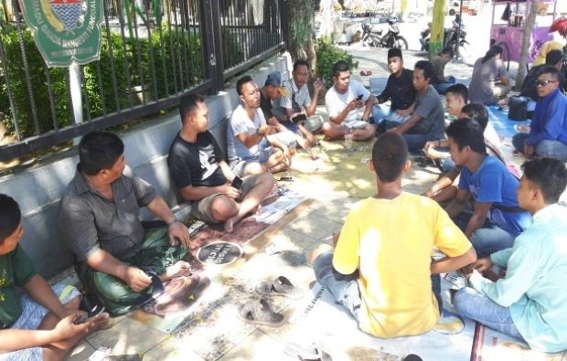 Foto: PKL vs LSM saat rapat terbuka di monumen arek lancor