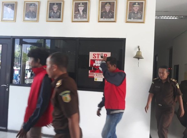 Foto: Dua tersangka proyek pemeliharaan jalan berkala usai ditetapkan tersangka
