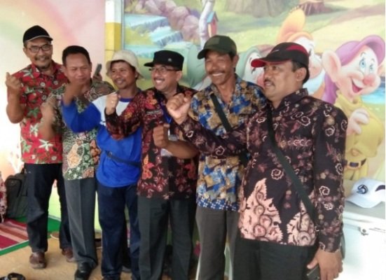 Foto:Kadispertahortbun Sumenep saat berkometmen dengan petani pulau Kangean