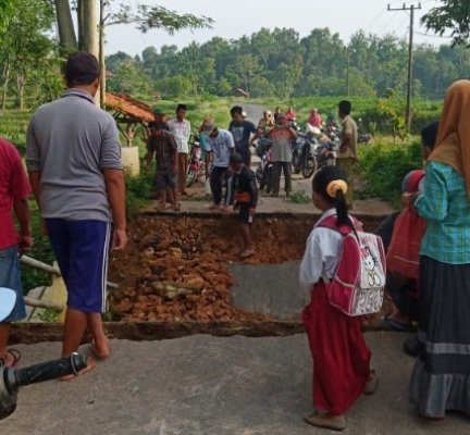 Foto: Jembatan penghubung antar kecamatan di sumenep ambruk