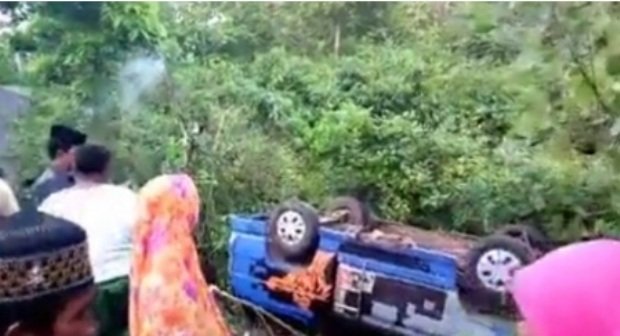 Foto: Mobil bermuatan aspal terguling