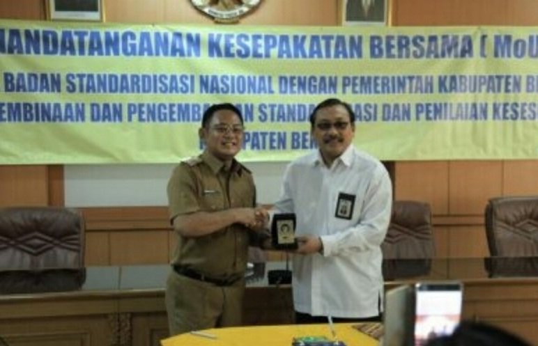 Foto: Penandatanganan MoU oleh Plt. Bupati Bekasi bersama BSN (Humas Kab Bekasi)