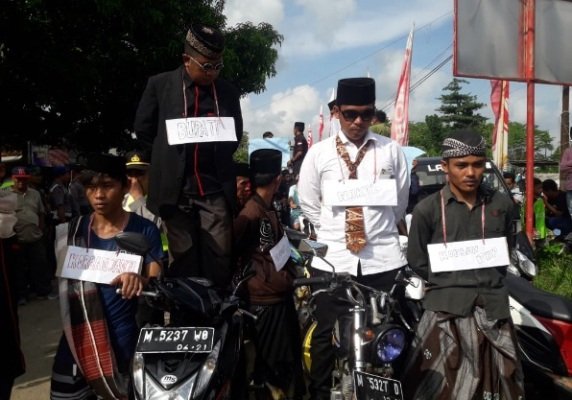 Foto: massa KOMPAK saat demo kedatangan Bupati Sumenep ke Guluk-guluk