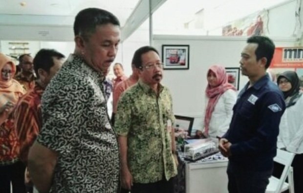 Foto: Sekda Kabupaten Bekasi, Uju, saat tinjau salah satu stand Pameran Kreatifitas Industri 2018.