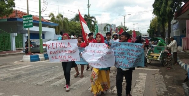 Foto: Demo mahasiswa terkait renovasi pasar lenteng
