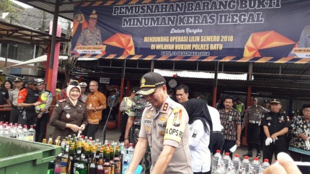 Foto: Kapolres Batu, AKBP Budi Hermanto, SIK, M.Si saat memusnahkan Miras Ilegal