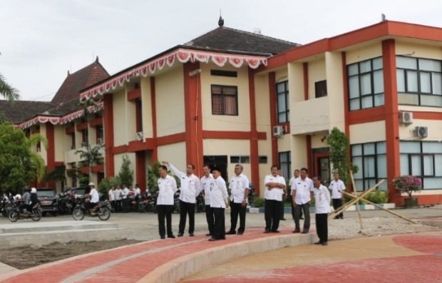 Foto: Bupati Sumenep A Busyro Karim saat sidak proyek Rp 1 miliar dekat kantornya