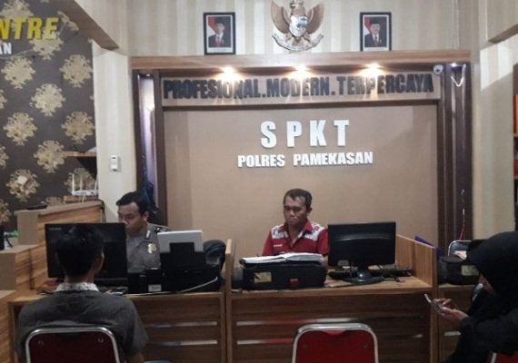 Foto: Faisol, wartawan memoonline.co.id saat melaporkan salah satu ketua Pokmas ke Mapolres Pamekasan