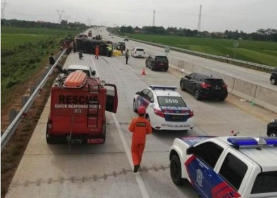 Foto: Proses evakuasi truk guling di tol Batang-Pemalang