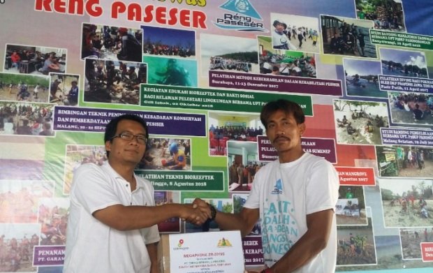 Foto: KKKS EML saat Beri Bantuan Pokmaswas Rèng Pasèsèr Kecamatan Saronggi