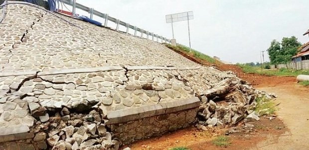 Foto: Longsor Pada Fondasi Penahan Ruas Tol Pemalang 