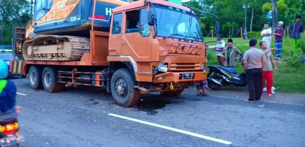 Foto: Truk Tronton bermuatan bego yang terlibat kecelakaan di Sampang