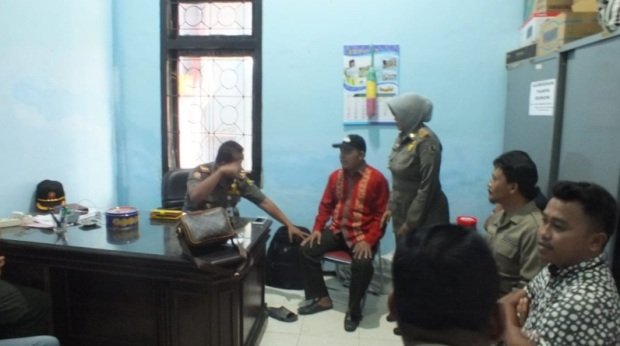 Foto: Pemilik rumah kos saat mendatangi kantor Satpol PP