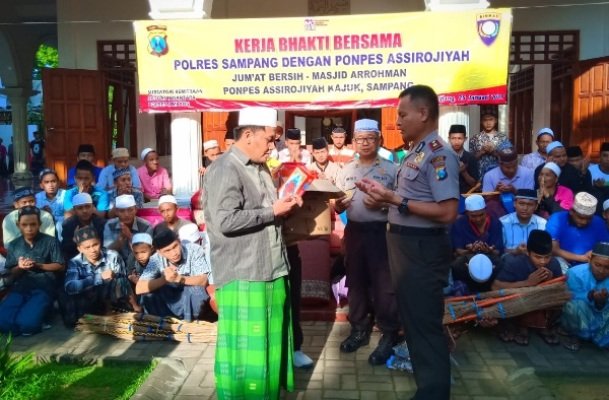 Foto: Wakapolres Sampang saat memberikan bantuan