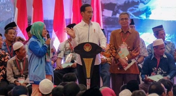 Foto: Presiden Jokowi saat menyerahkan sertifikat di bekasi