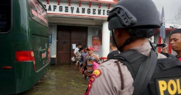 Foto: Evakuasi penghuni lapas pekalongan