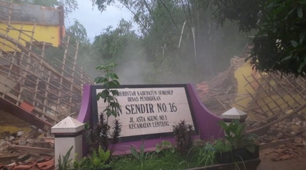 Foto: SDN Sendir No 16 yang ambruk diguyur hujan deras