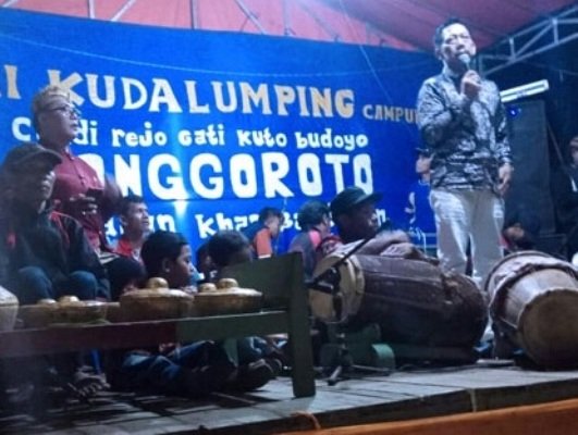Foto: Moch. Geng Wahyudi, SH, MHum memberikan sambutan saat pentas jaranan di Desa Blayu, Kec. Wajak.