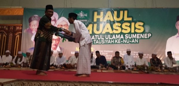 Foto: Ketua Densus26 Korwil Madura yg juga calon anggota legislatif dapil Madura, dari partai PKB Nur Faizin, MA memberikan bantuan kepada PCNU Sumenep