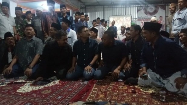 Foto: Kapolres Sampang saat nonton bareng bersama warga