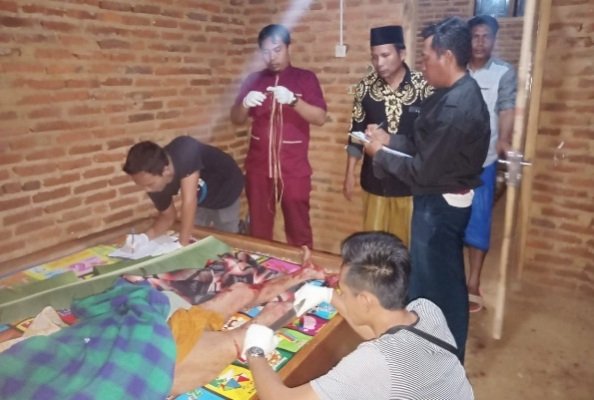 Foto: petugas kepolisian saat melakukan identifikasi korban pembunuhan di kangean
