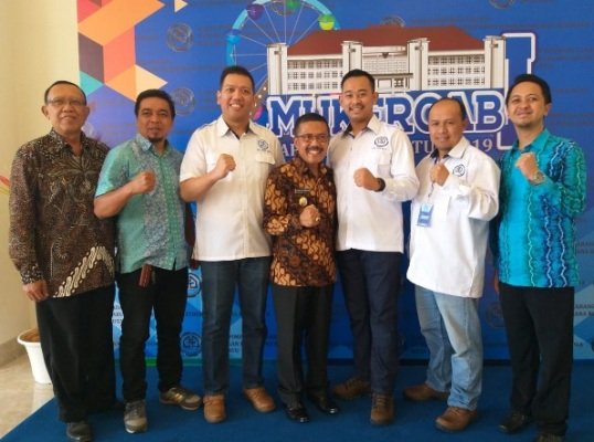 Foto: Hendra Angga Sonata, S.Ked, Ketua BPC Gapensi Kota Batu (no. tiga dari kiri) dan Wakil Walikota Batu Punjul Santoso (tengah) saat foto bersama sebelum kegiatan dimulai.