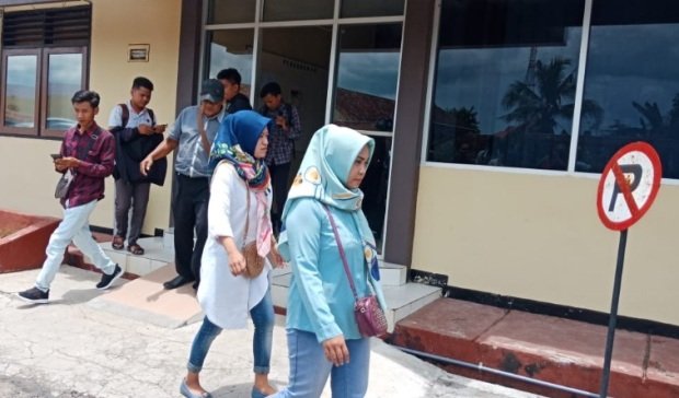 Foto: Yuliani, istri PNS Disprindag Sumenep saat mendatangi Mapolres