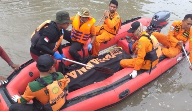 Foto: Mayat Nahrowi, saat dievakuasi Tim SAR gabungan dari sungai sadengan