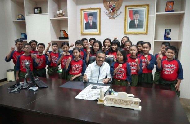 Foto: Wakil Walikota Batu, Punjul Santoso saat foto bersama Siswa SDN Sisir 05 Kota Batu