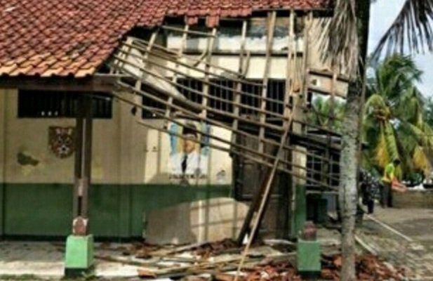 Foto: Ilustrasi Sekolah Yang Atapnya Ambruk Di Kabupaten Bekasi 
