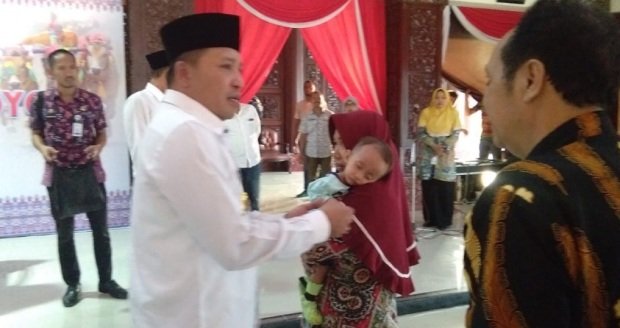 Foto: Bupati Sampang saat memerintahkan keluarga penderita gizi buruk ke rumah sakit