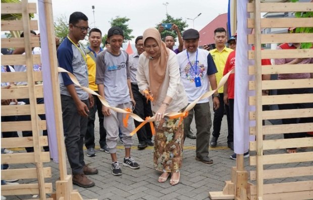 Foto: Walikota Batu Dewanti Rumpoko saat menggunting pita pada giat pembukaan Wood Creativity Fair 2019 (foto: Humas Pemkot Batu)