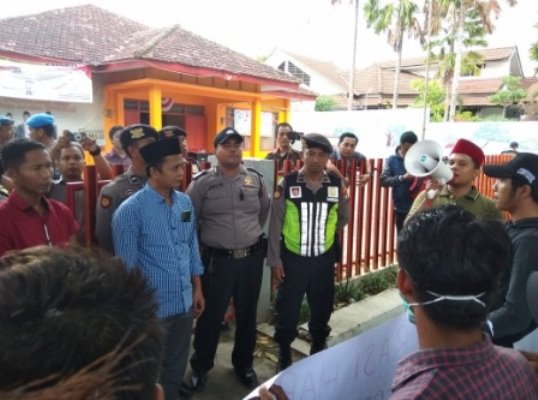 Foto: aktivis DPD PGK saat geruduk kantor Bawaslu