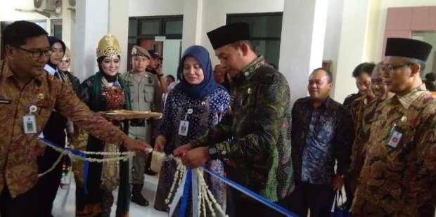 foto: Wakil Bupati Sampang, H. Abdullah Hidayat.saat meresmikan Paviliun Graha Utama, di RSUD dr. Muhammad Zyn