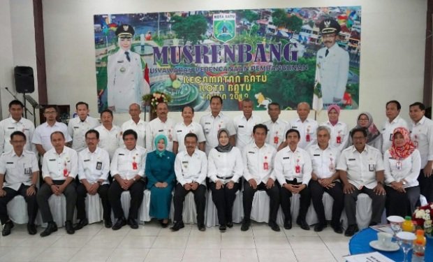 Foto: Walikota Batu Dewanti Rumpoko foto bersama pimpinan SKPD, para Lurah dan Kepala saat Musrenbangcam di Desa Pesanggrahan