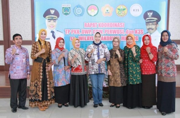 Foto bersama Walikota Batu, Dewanti Rumpoko saat acara Rapat Koordinasi Organisasi Wanita