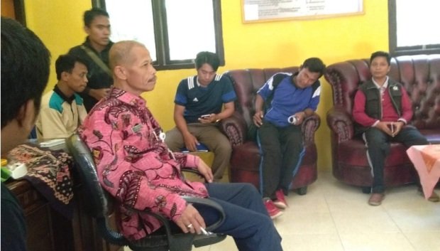 Foto: Puluhan guru di sampang saat dikantor kecamatan Robatal