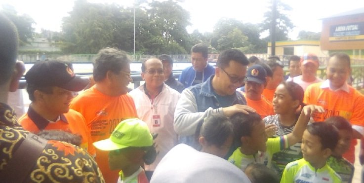 Foto: Imam Nahrawi bersama atlet sepatu roda dalam Kejuaraan Kabupaten Bekasi Night Race (Indonesia Rollersport Series 1).
